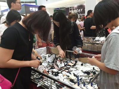 北京一服装品牌开店搞活动,所有“半价销售” 两小时被“抢空”